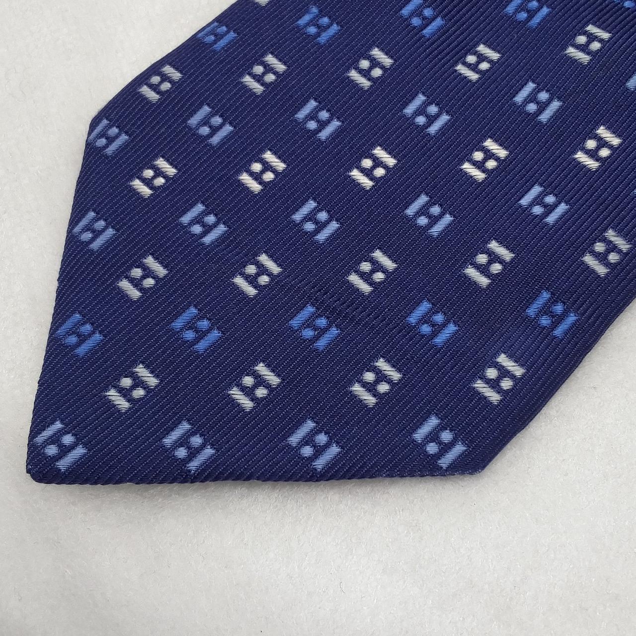 斜めにシワがみられます