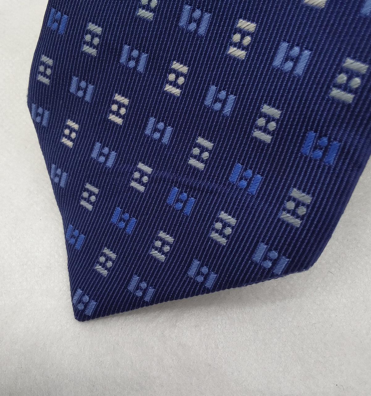 斜めにシワがみられます