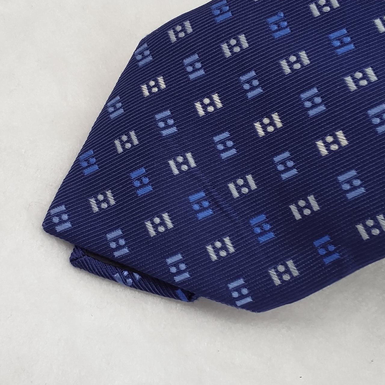 斜めにシワがみられます