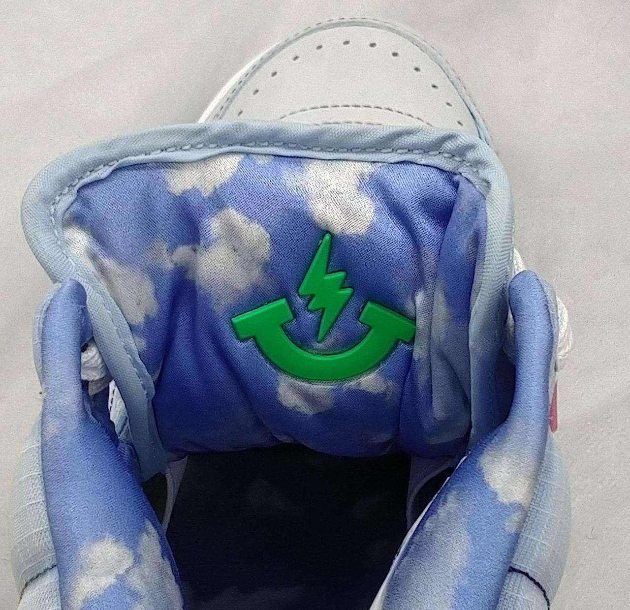 押すと表面のロゴが光ります