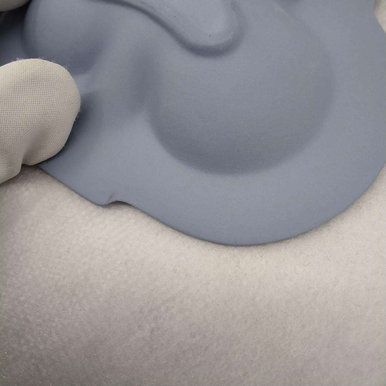 赤いシミが付いています。