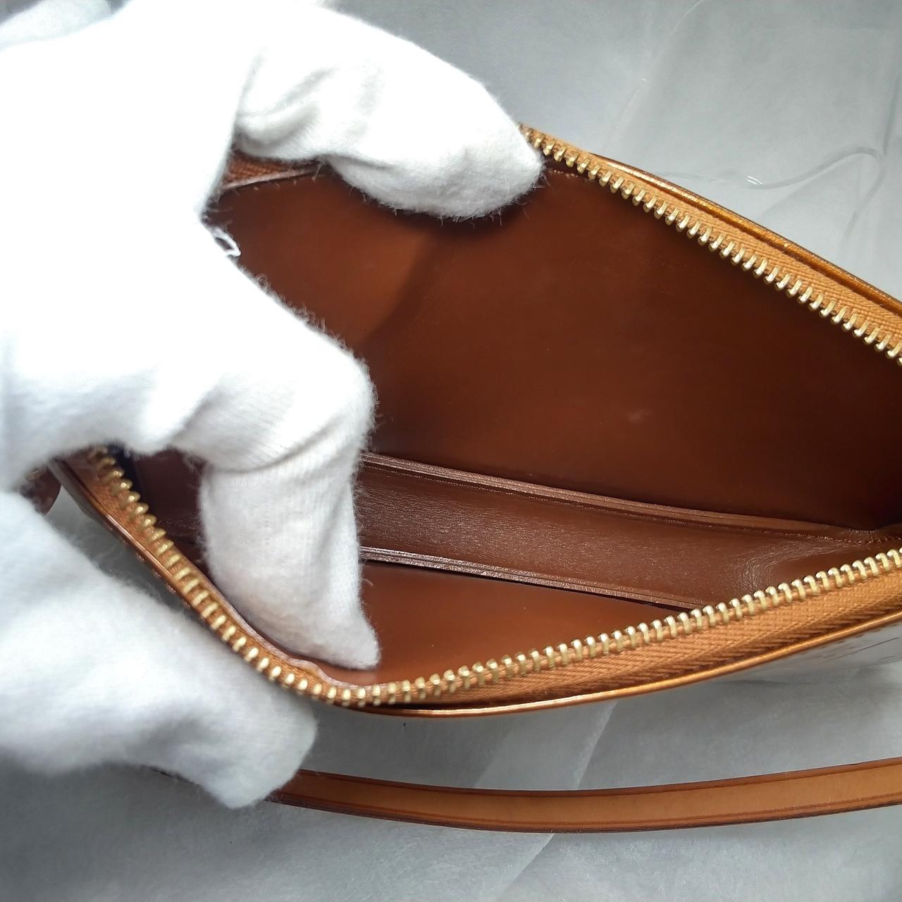 中に白いシミ汚れあります