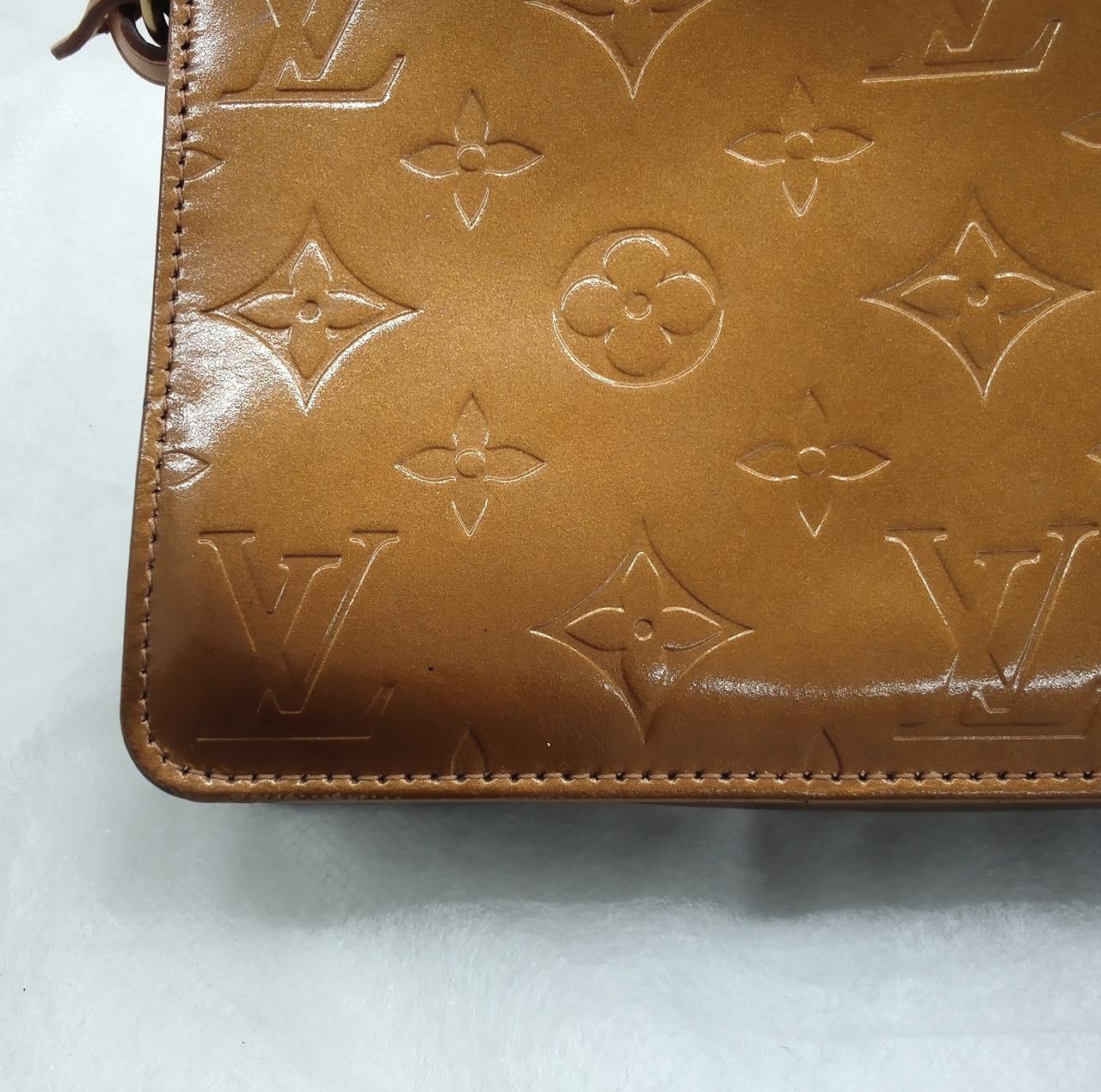 表面に少し黒い点がみられます