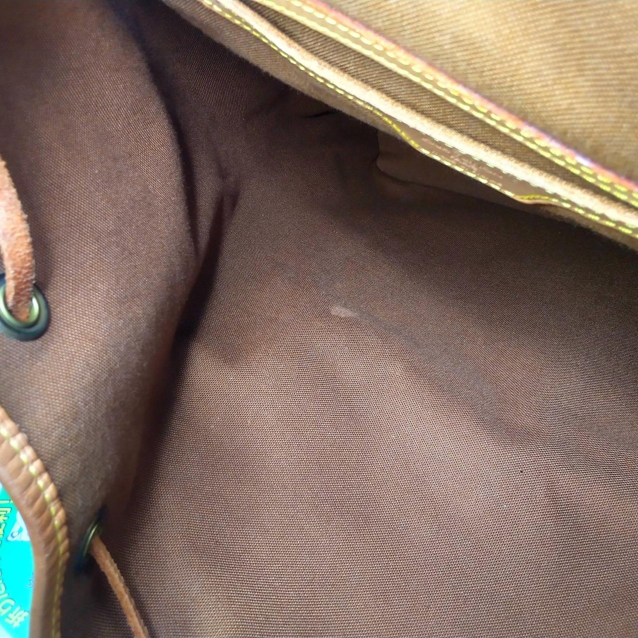 中に一箇所白い汚れがあります