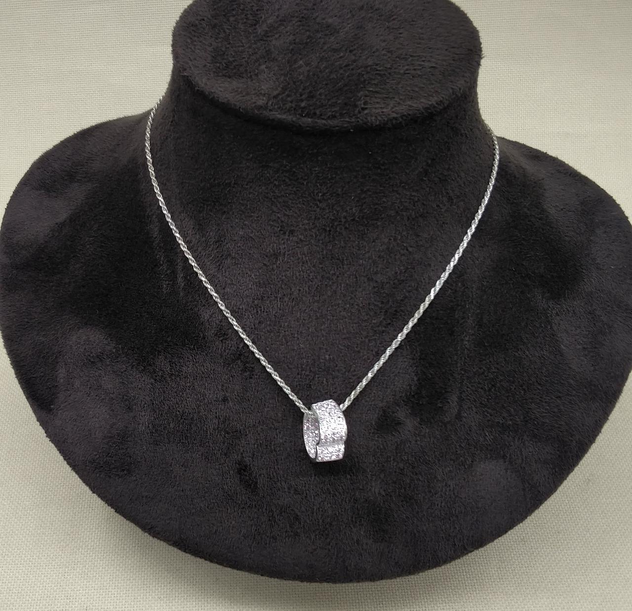 写真ではわかりにくいですが薄ピンク色です