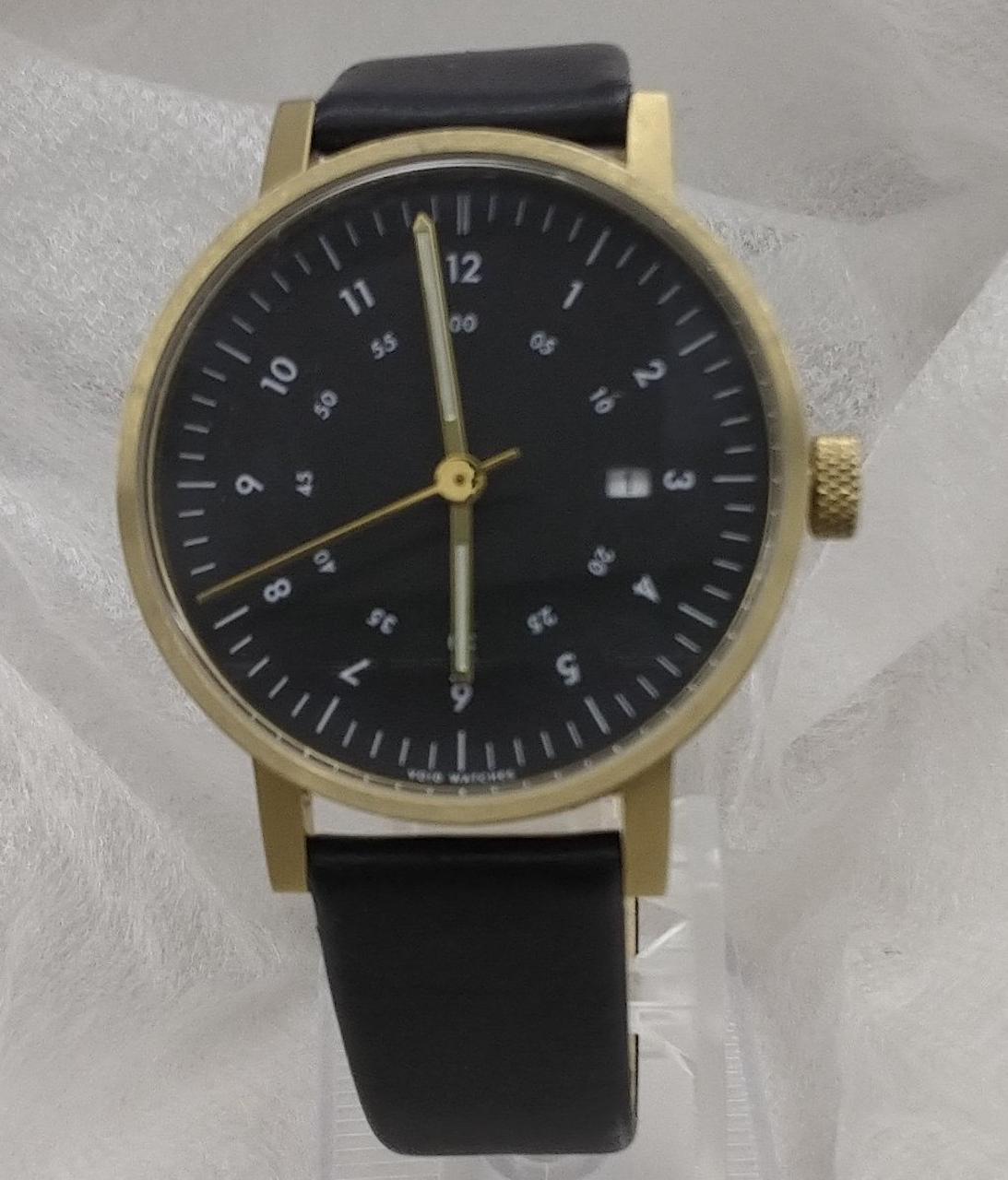 12時付近の部分に傷があります。