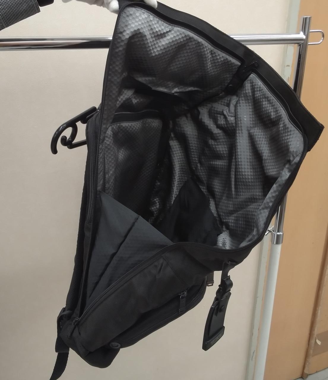 サイドから大きく開く事が出来ます