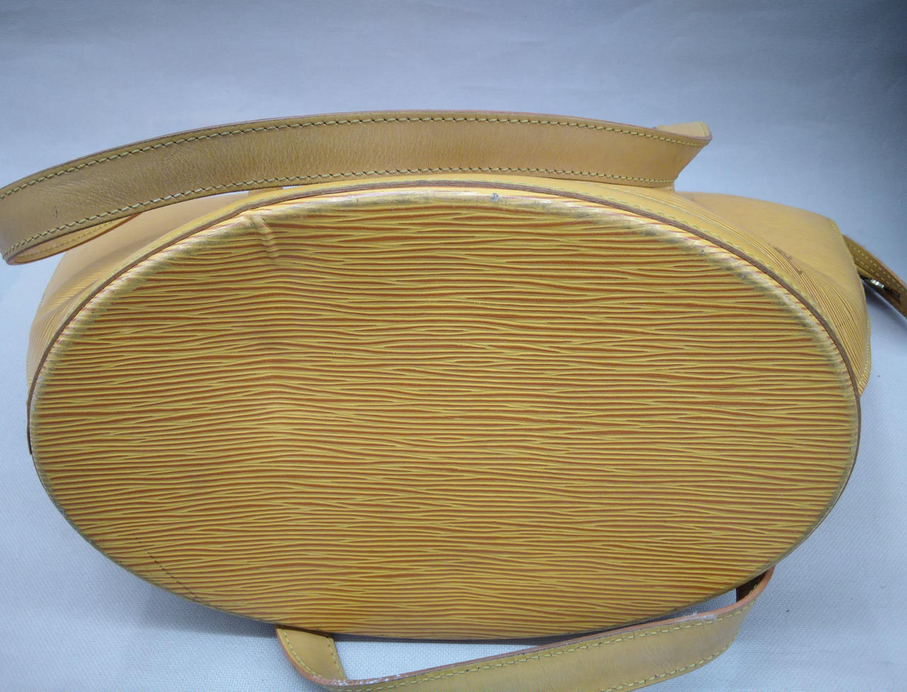 底面　凹み、キズ、汚れあり