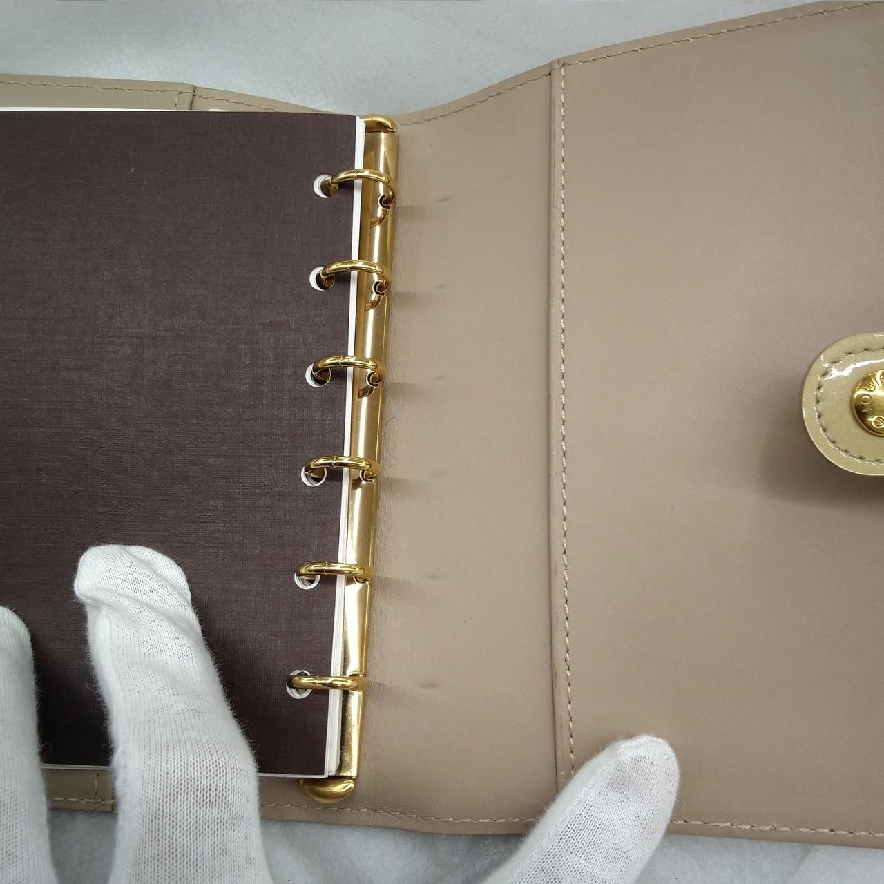 黒く金具跡付いています