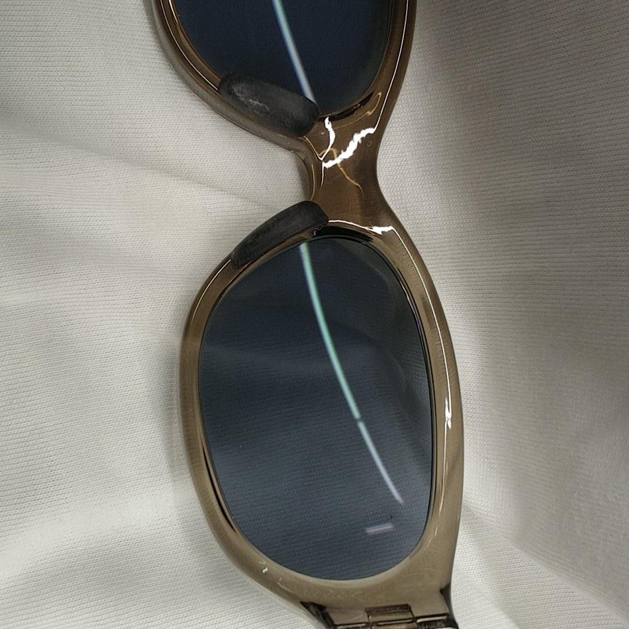 白く汚れています。