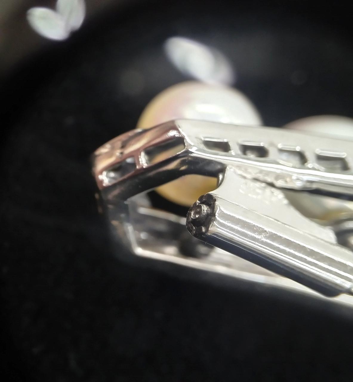 小さな出っ張りを引張るとピンが外れます