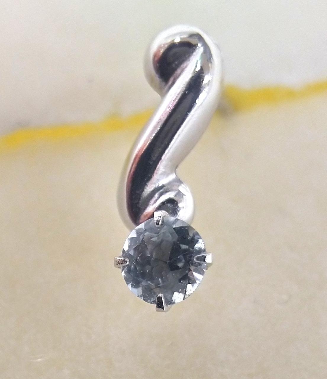 縦8mm　石直径3mm