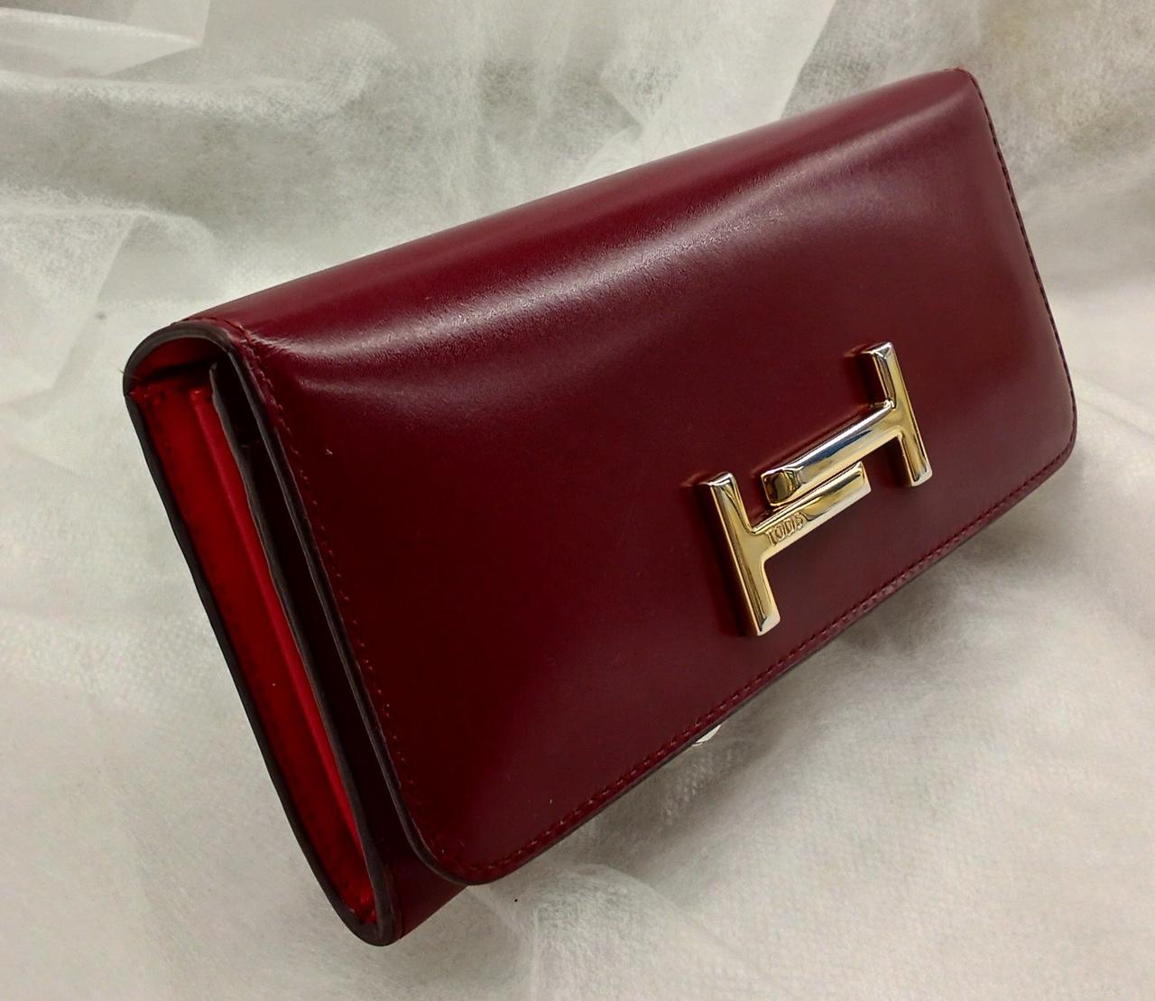 引っ掻いたような傷あり