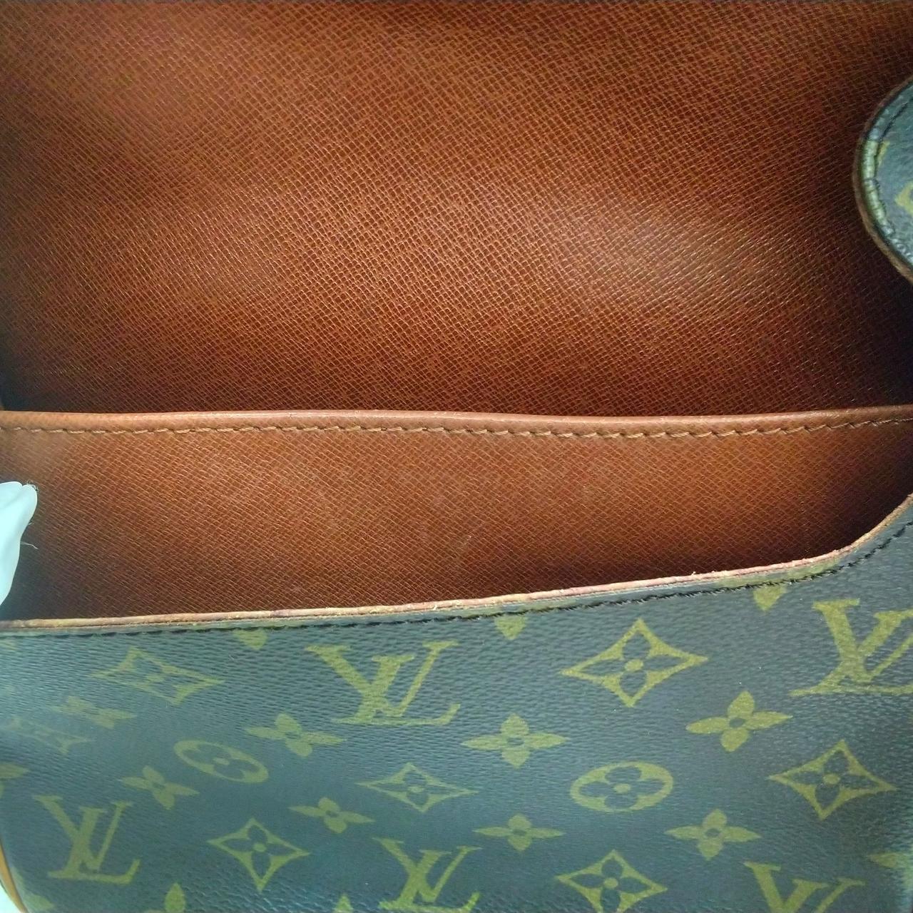 内側に小傷あります