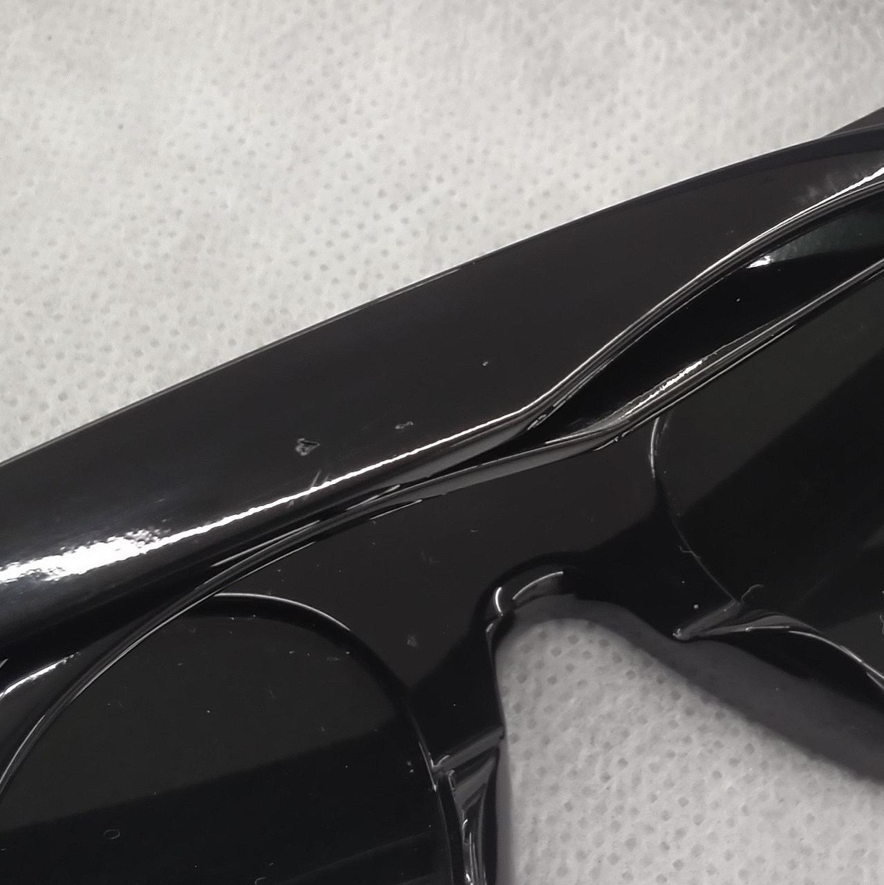 テンプルに傷あり