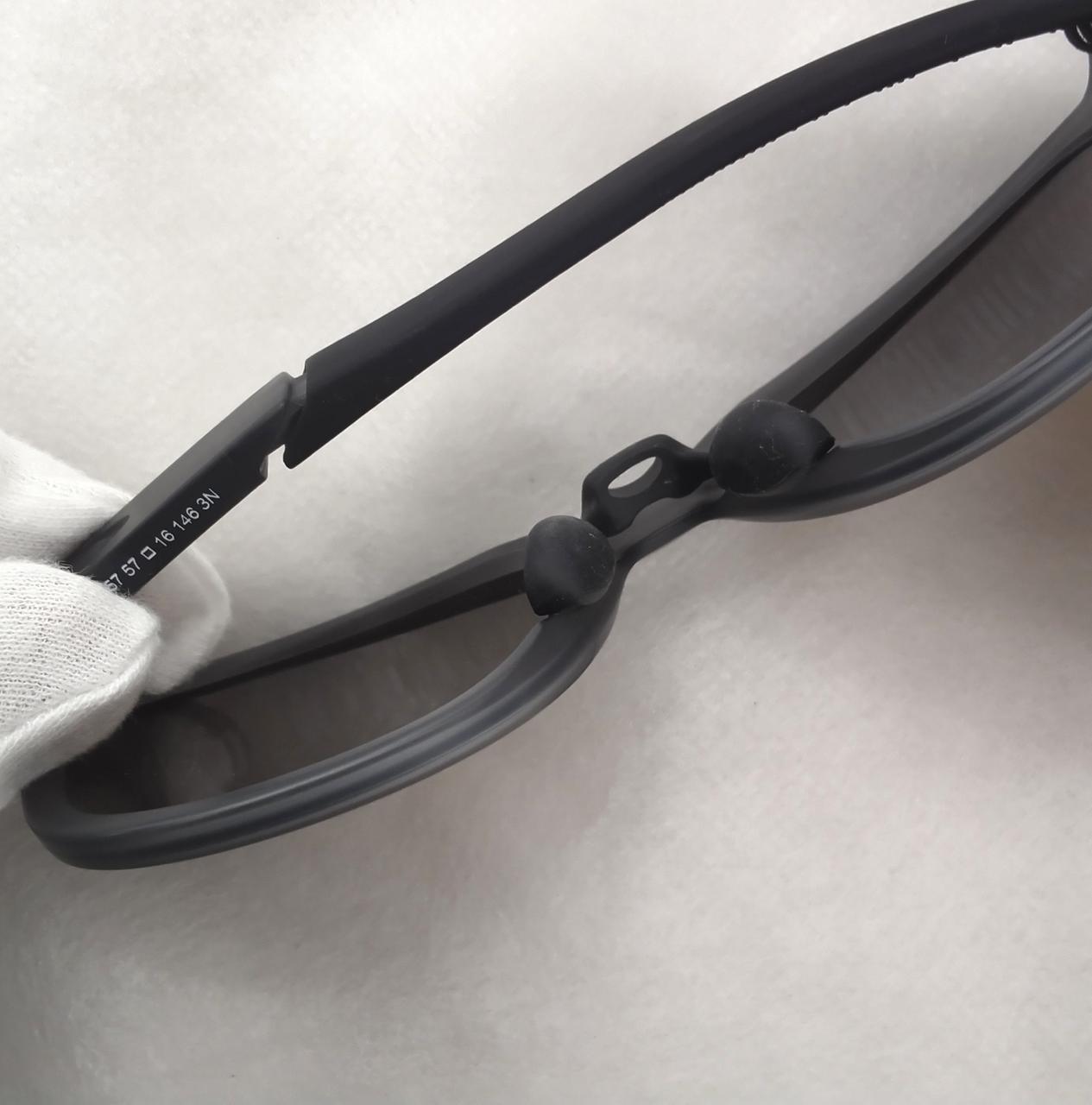 フレームはグレー半透明
