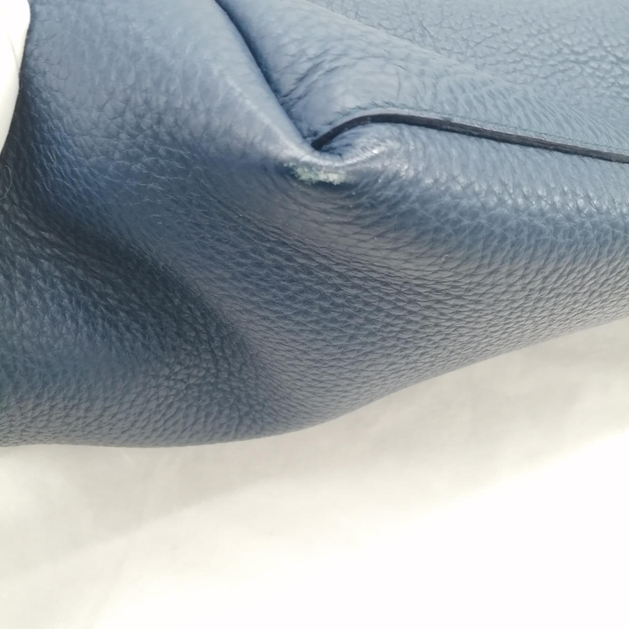 角スレが四方に見られます。