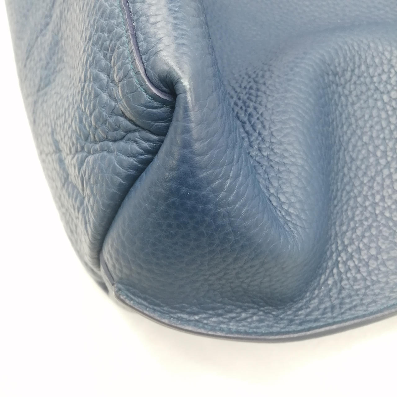 角スレが四方に見られます。