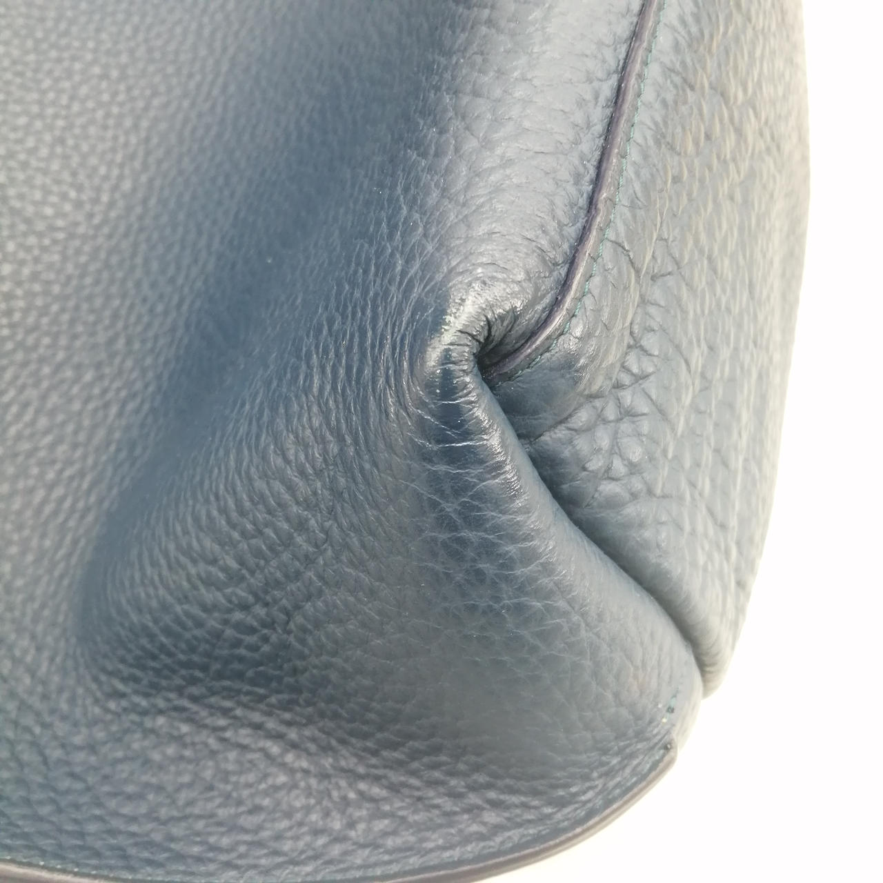 角スレが四方に見られます。