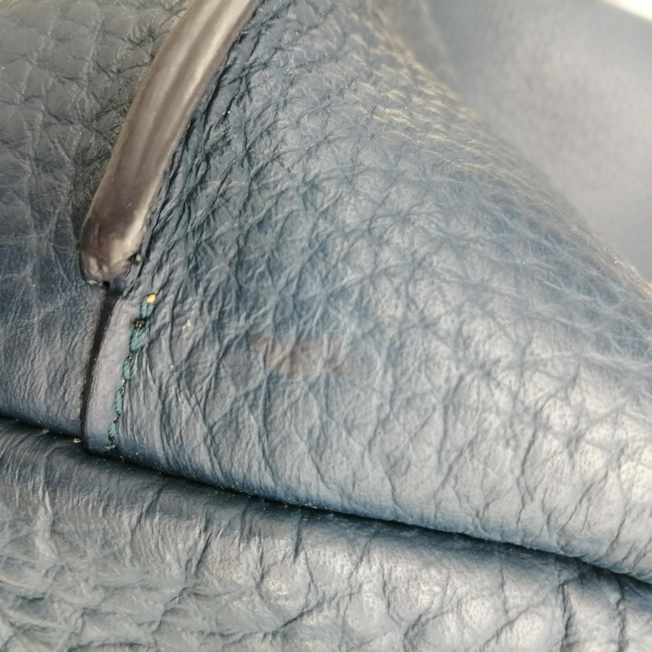 黒い汚れが見られます。