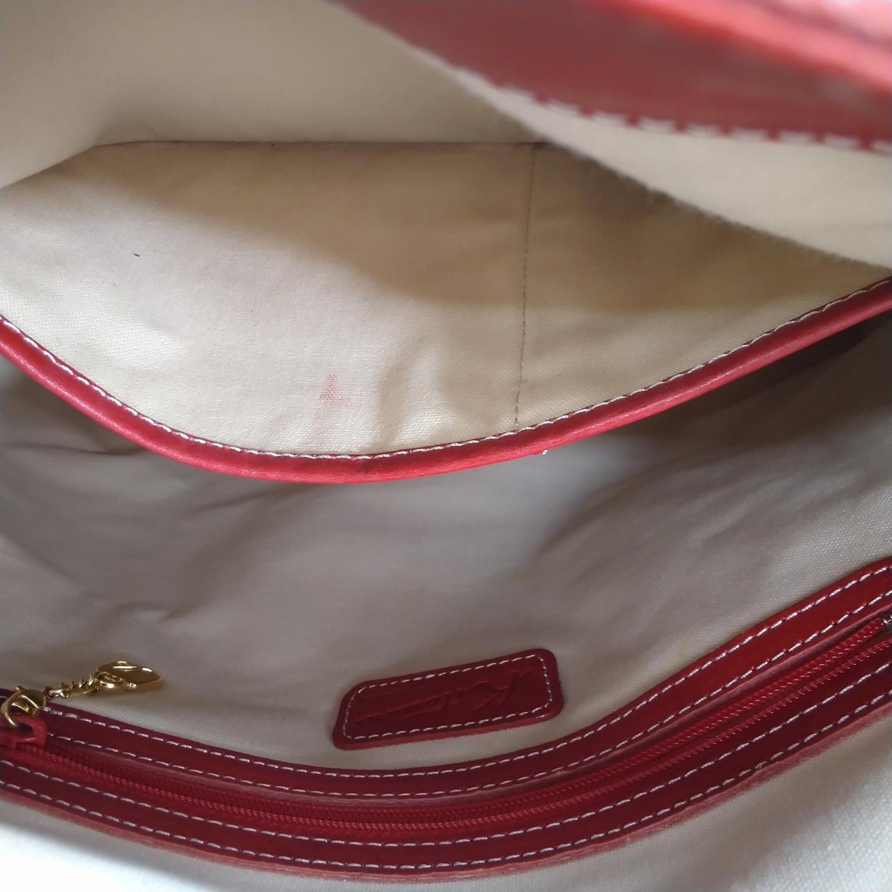 赤い汚れがついています。