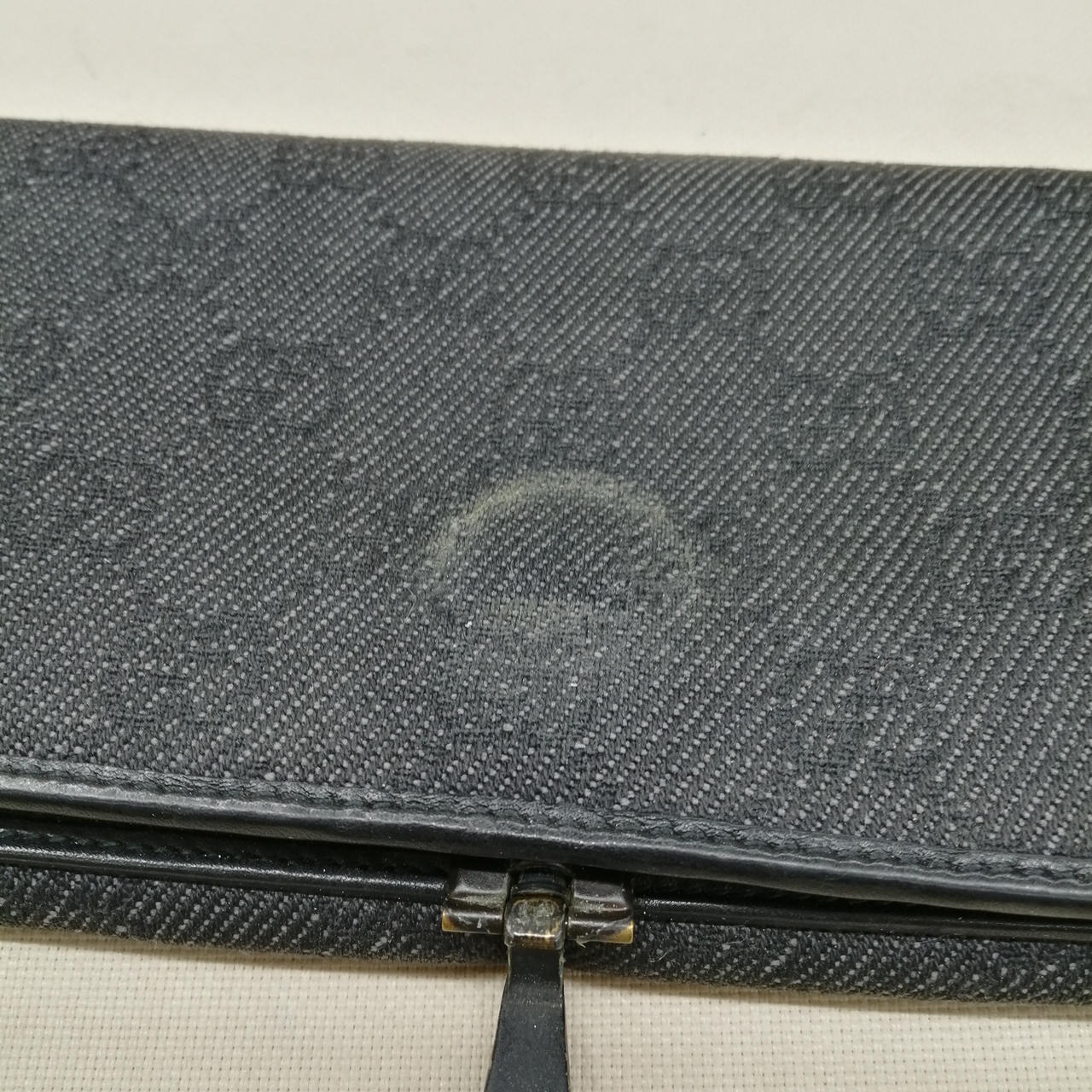 金具の跡があります。