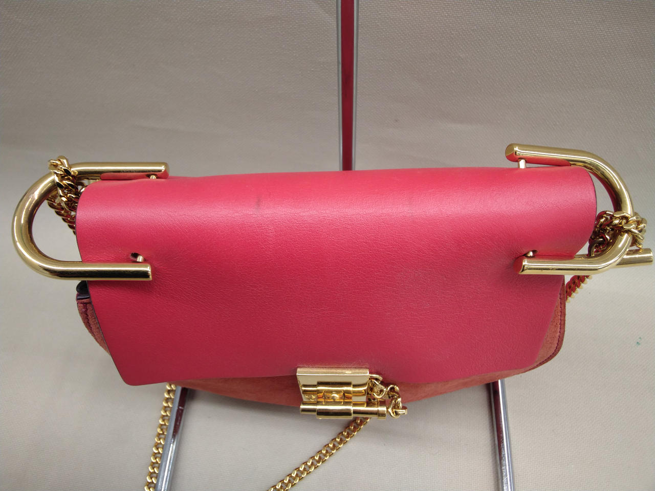 バッグ上部に黒いスレ跡あり