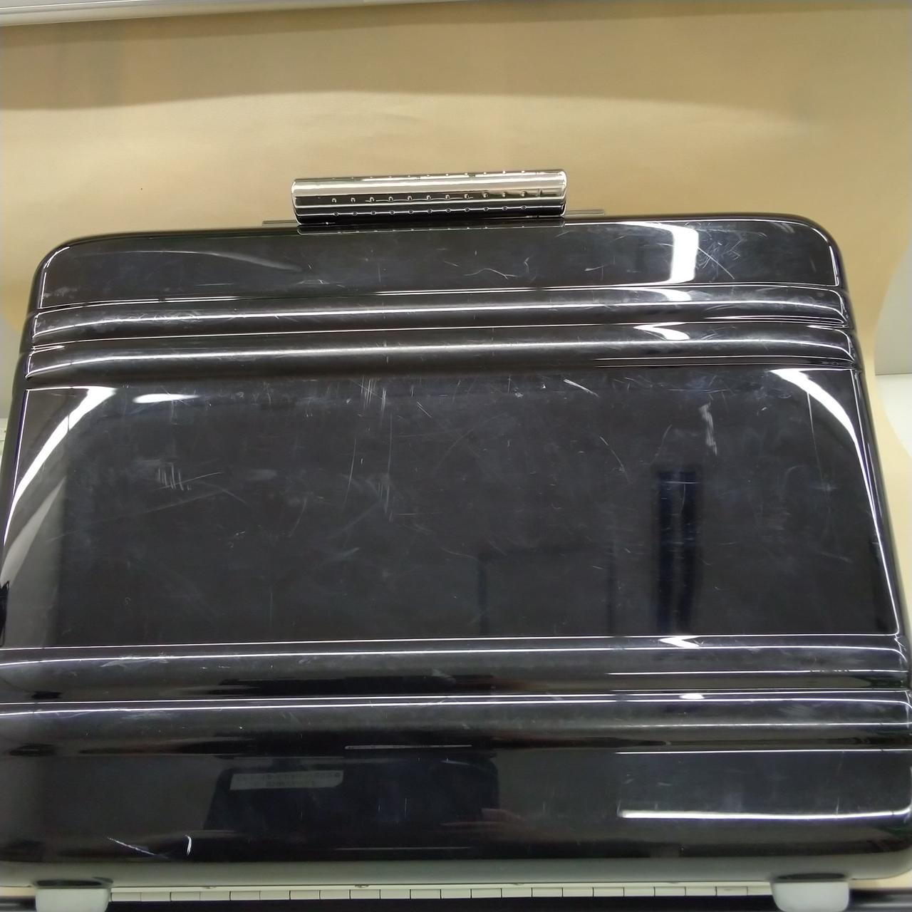 キズ、汚れがあります。