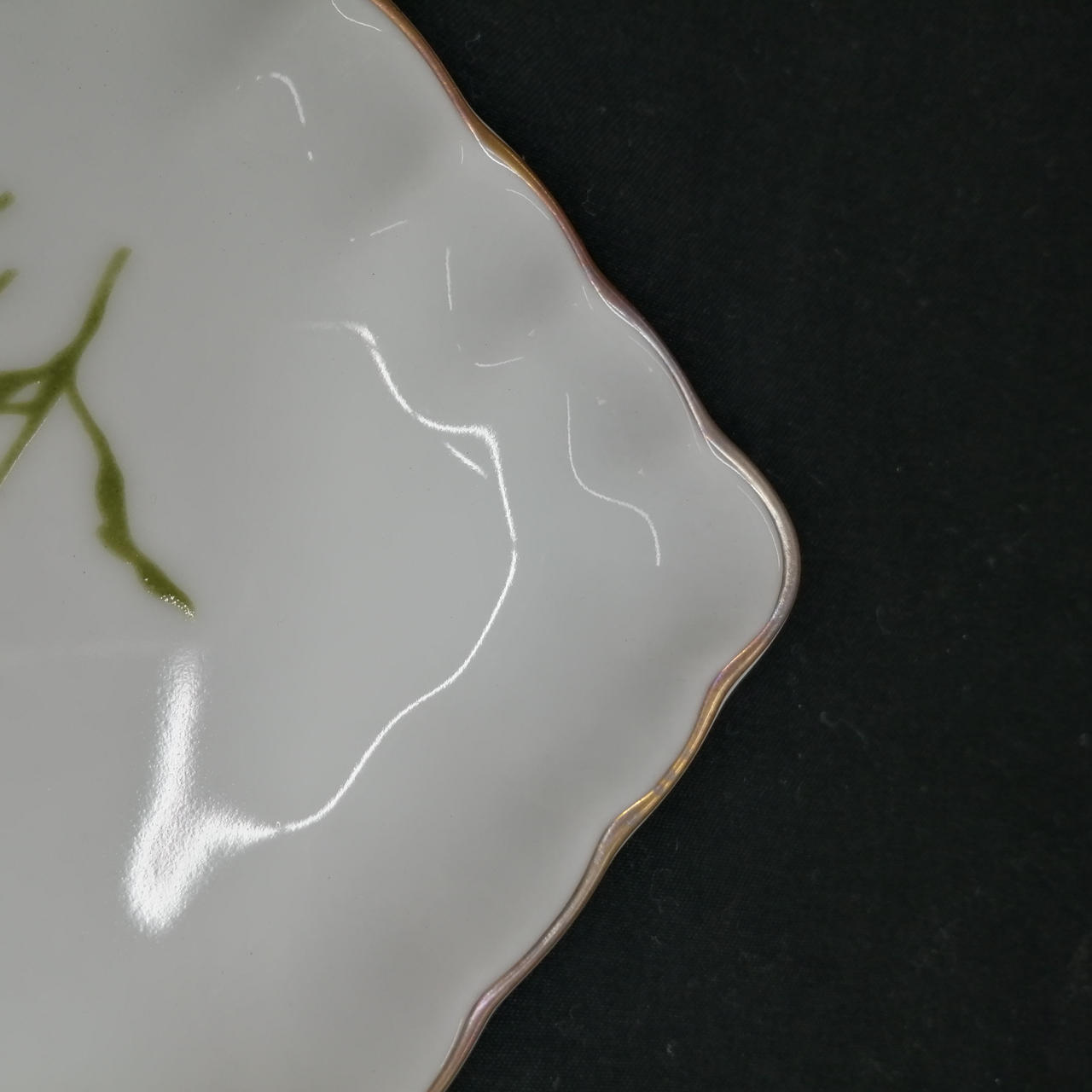 金縁部分、全体的に変色がみられます