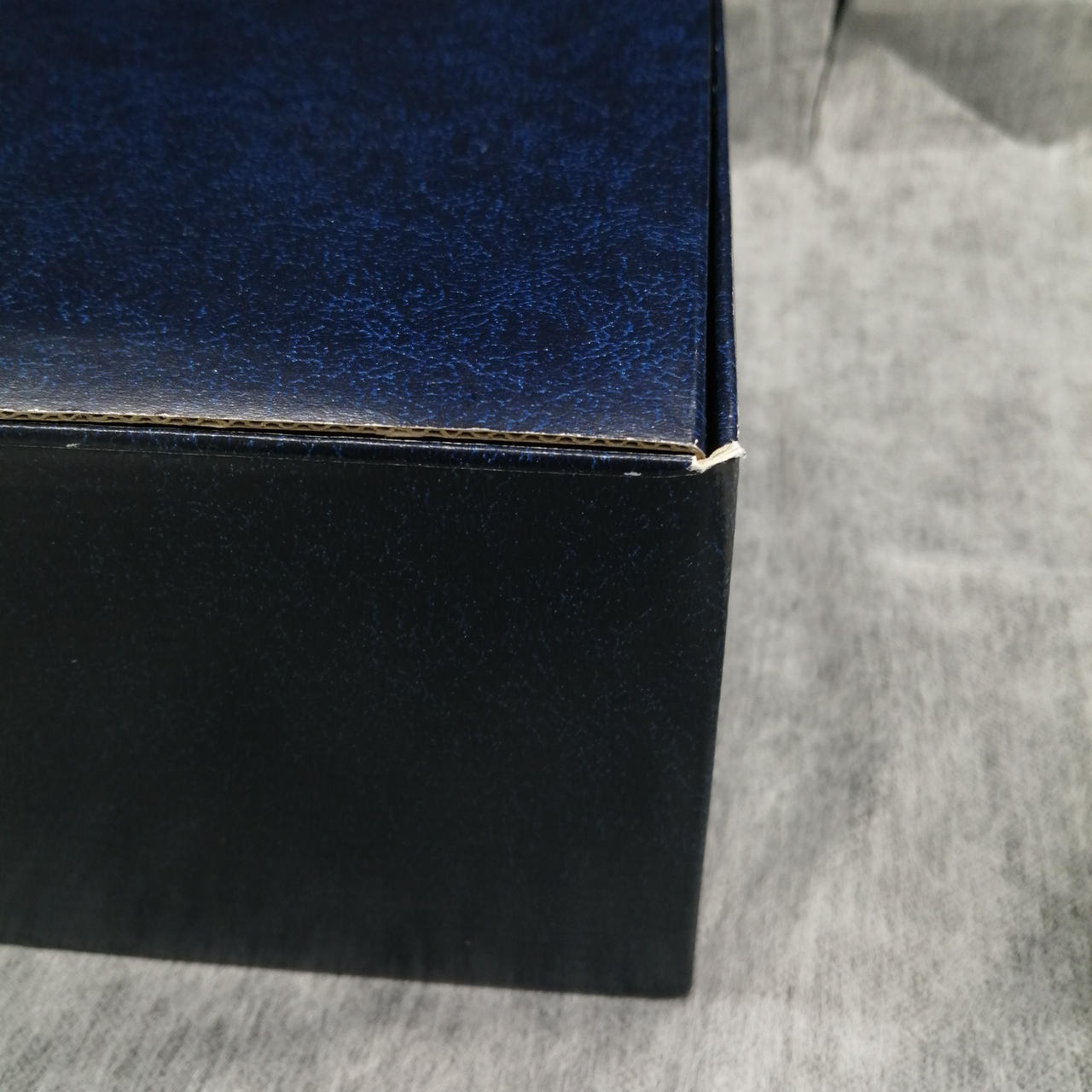 箱の角にダメージあります