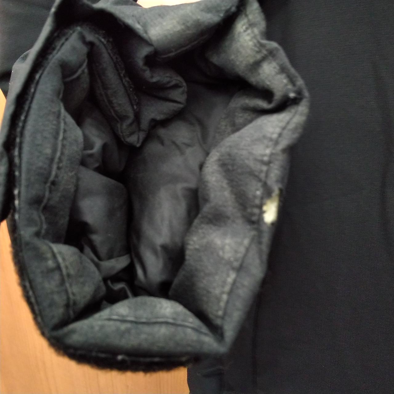 白い汚れ、破れがあります。