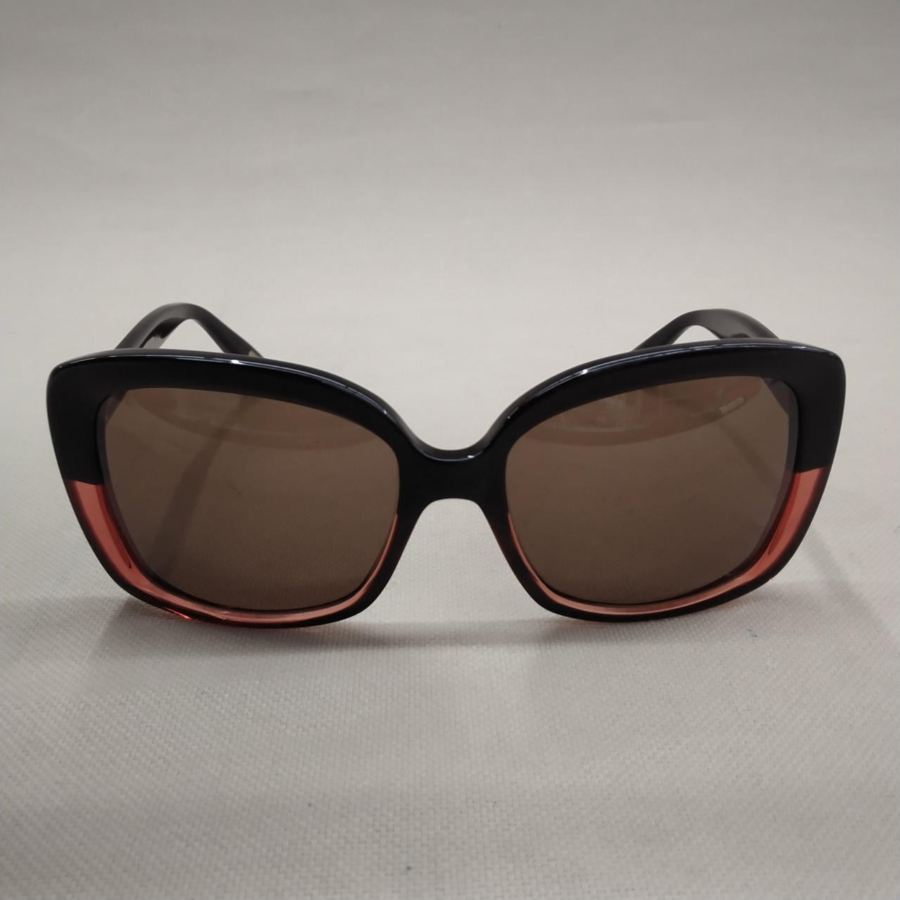 左側レンズ下部に傷が見られます