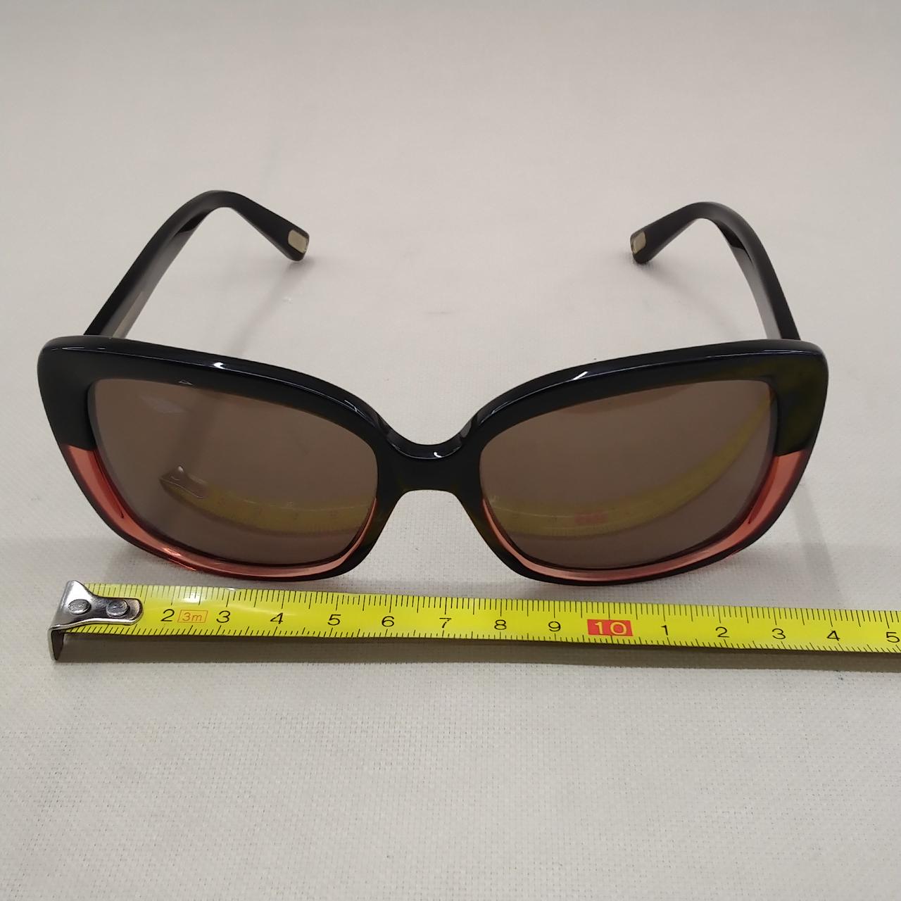 左側レンズ下部に傷が見られます