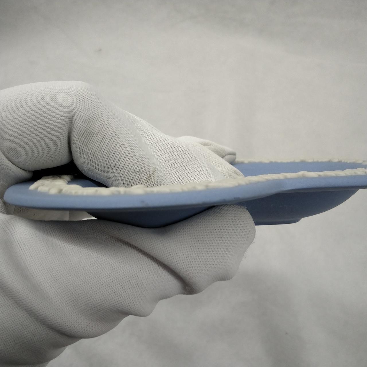 黒い汚れがあります。