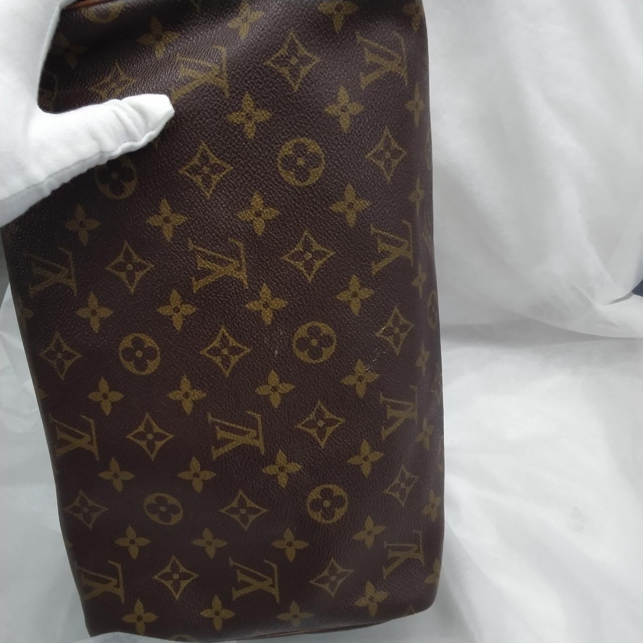 白い傷が複数箇所にみられます。