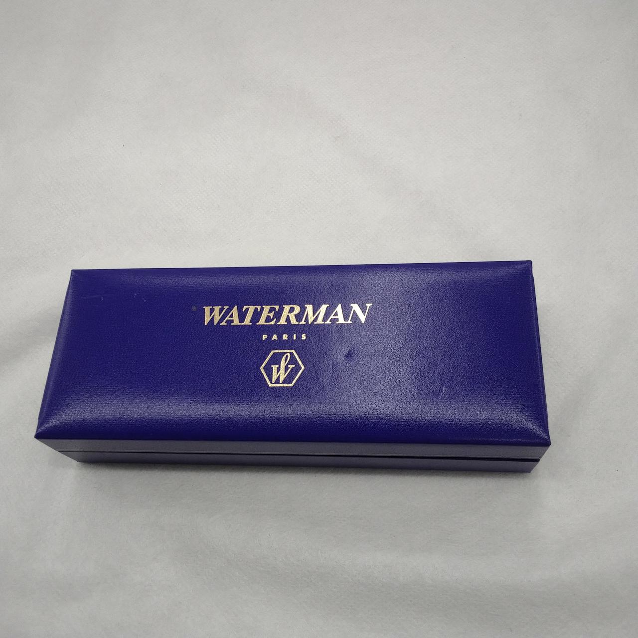 ケース表面に汚れ、凹みがあります。