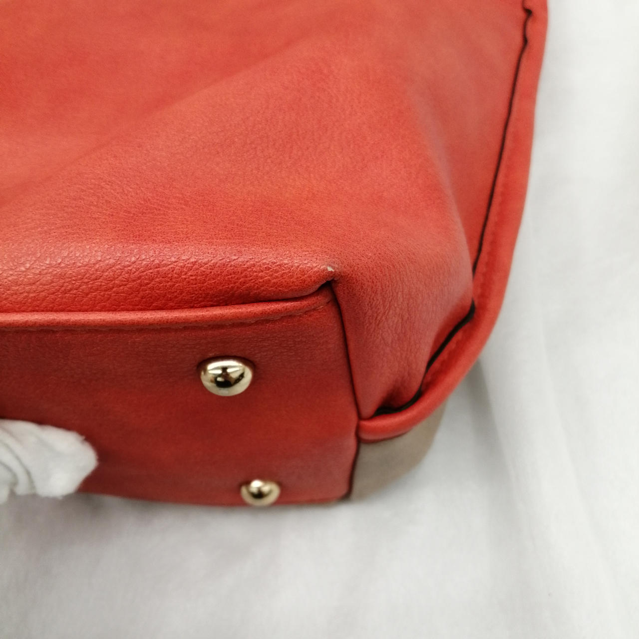 角スレがみられます。