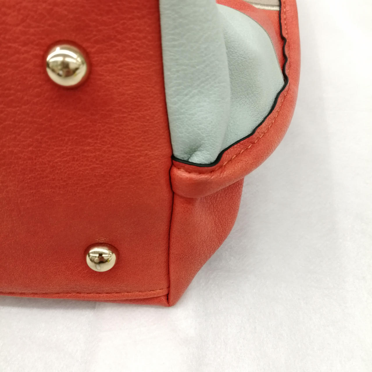 黒くスレた跡があります。