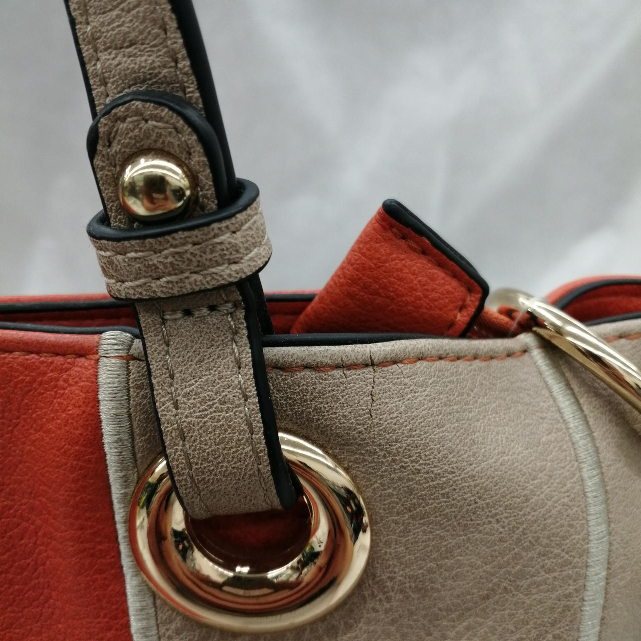 ひび割れしています。