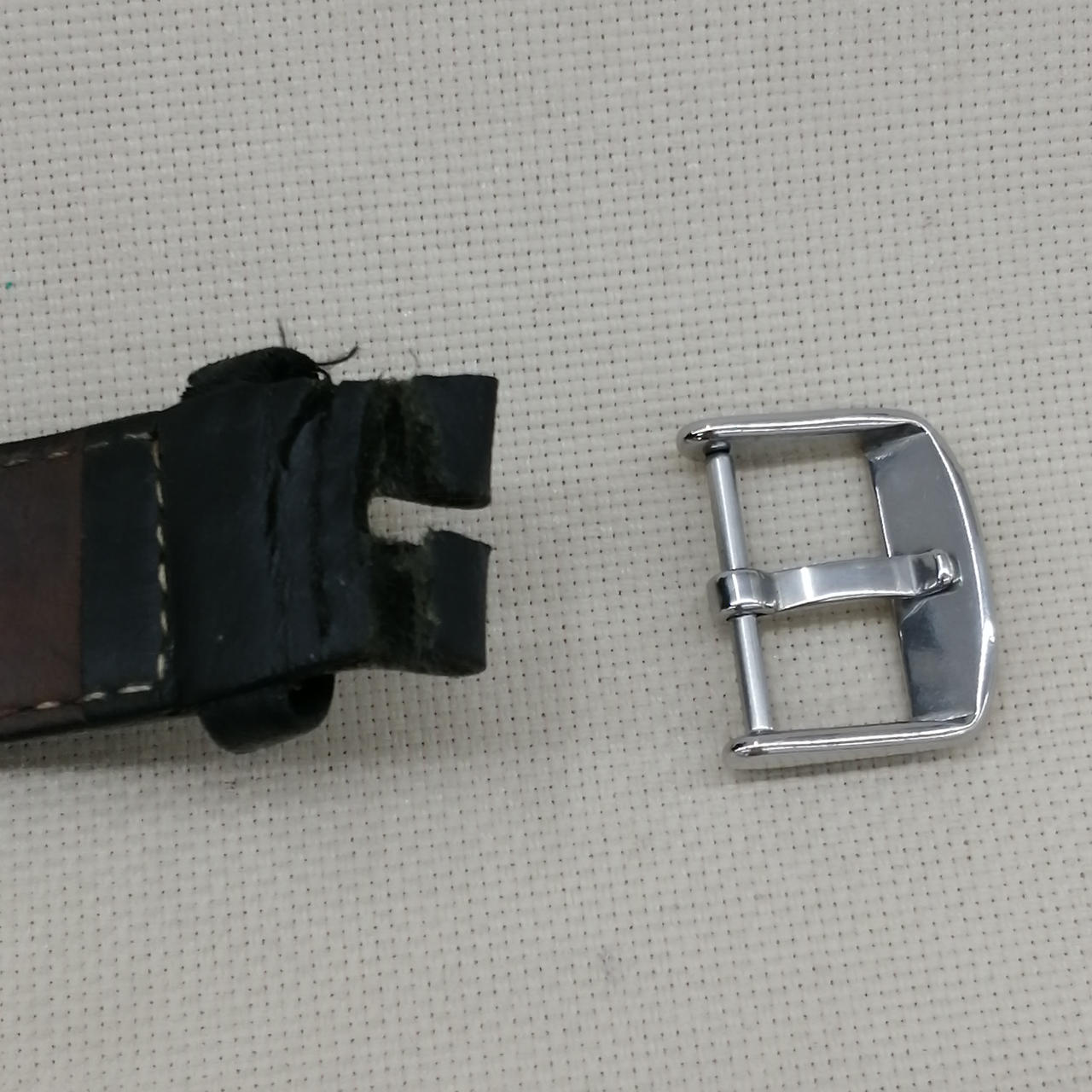 ベルト先破れのため金具が取れています