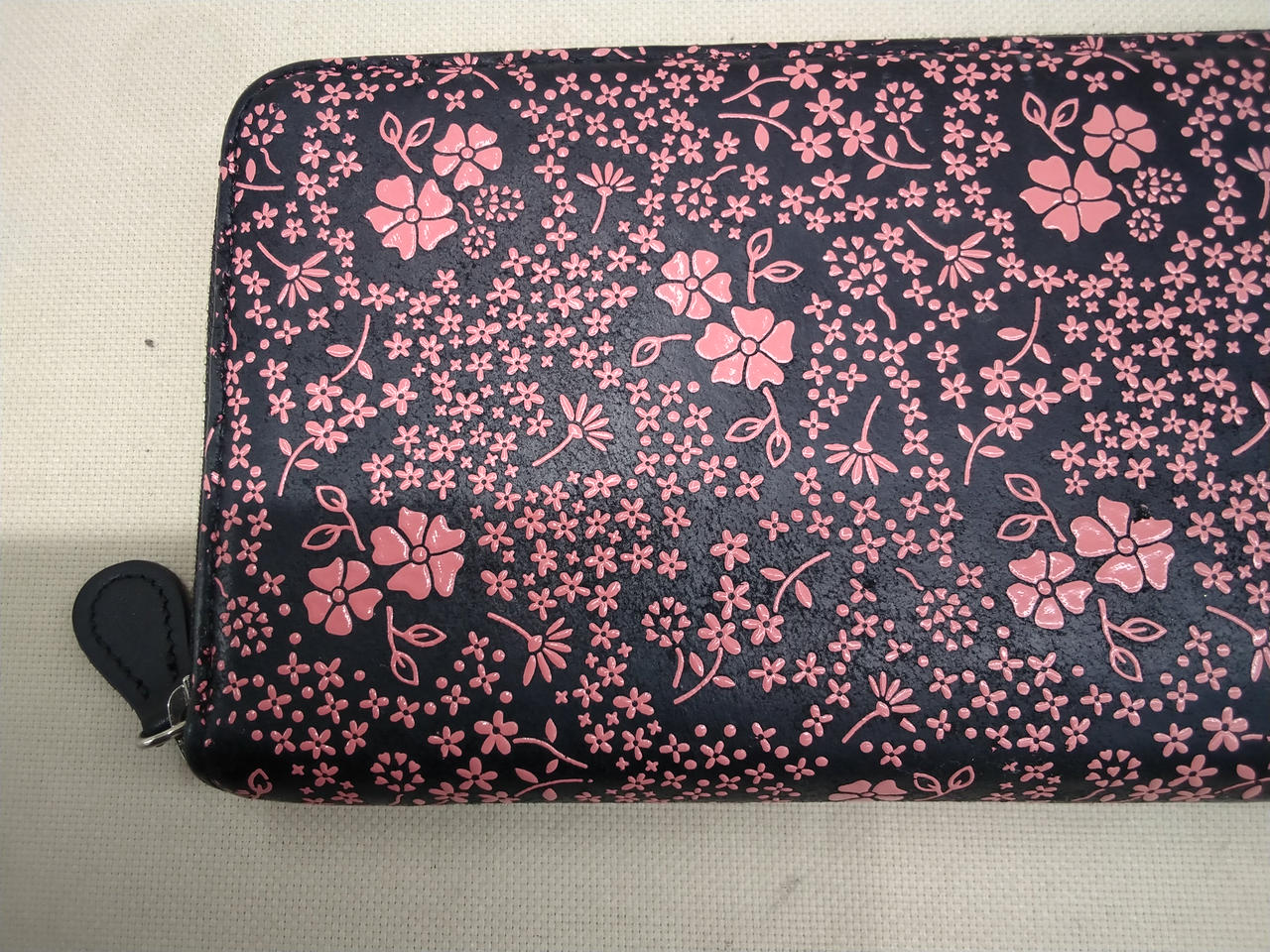 黒い部分が剥がれています