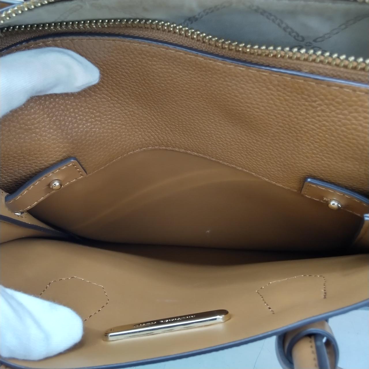 白い汚れがついています。