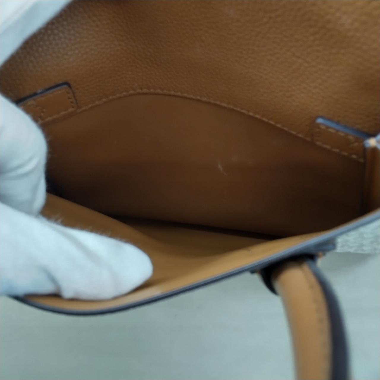 白い汚れがついています。