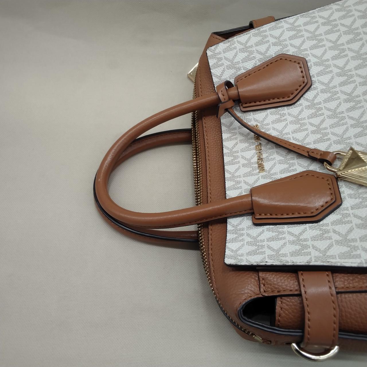 白い汚れがついています。