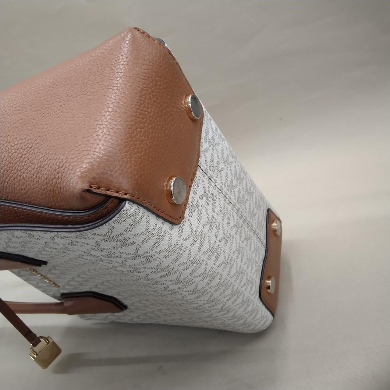 角スレ、傷が多数あります。