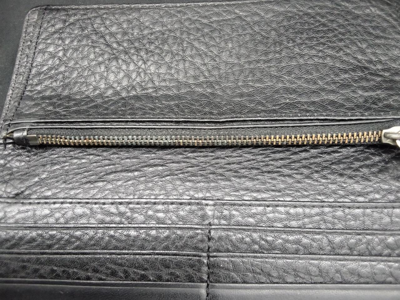 ファスナー変色しています