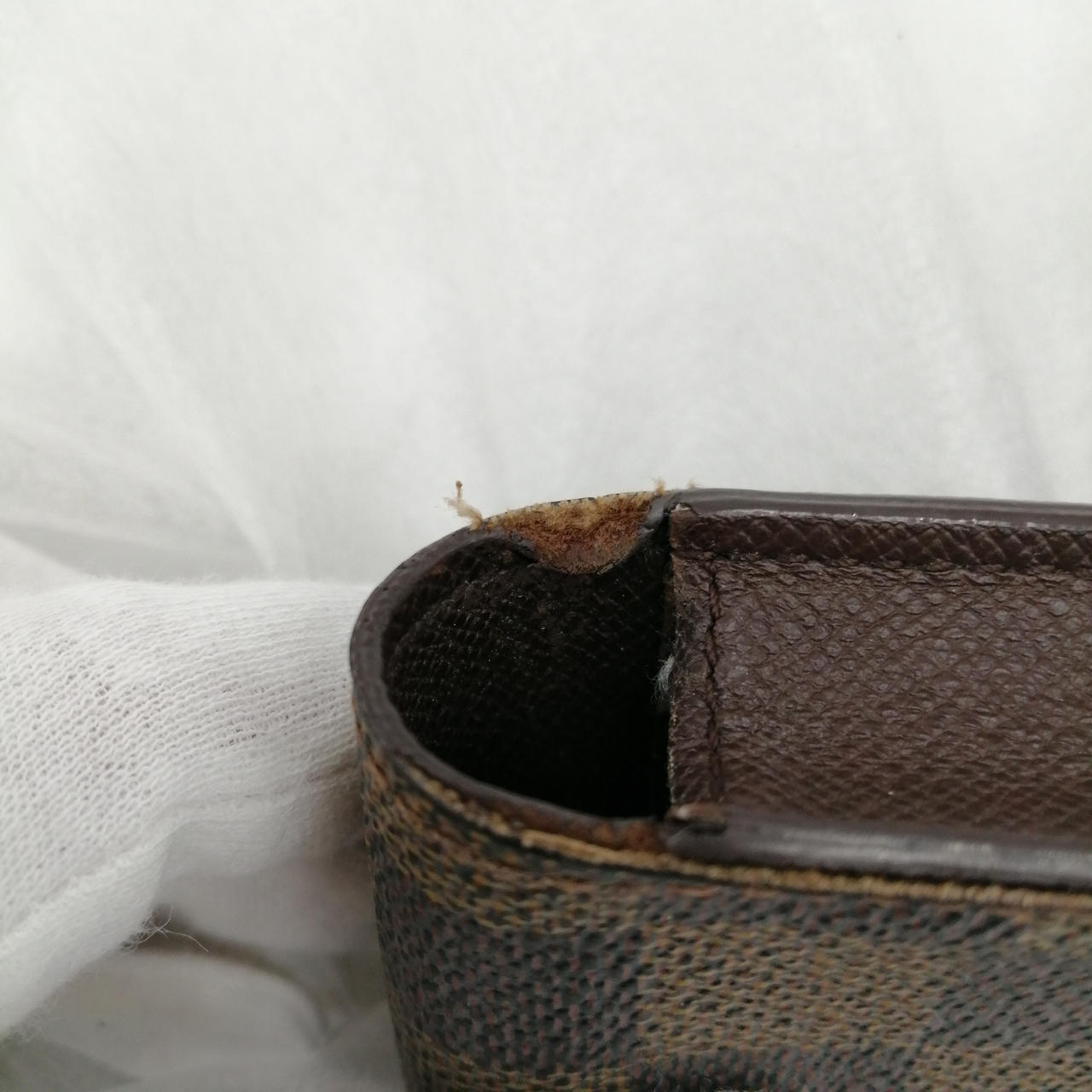 角剥がれあります。