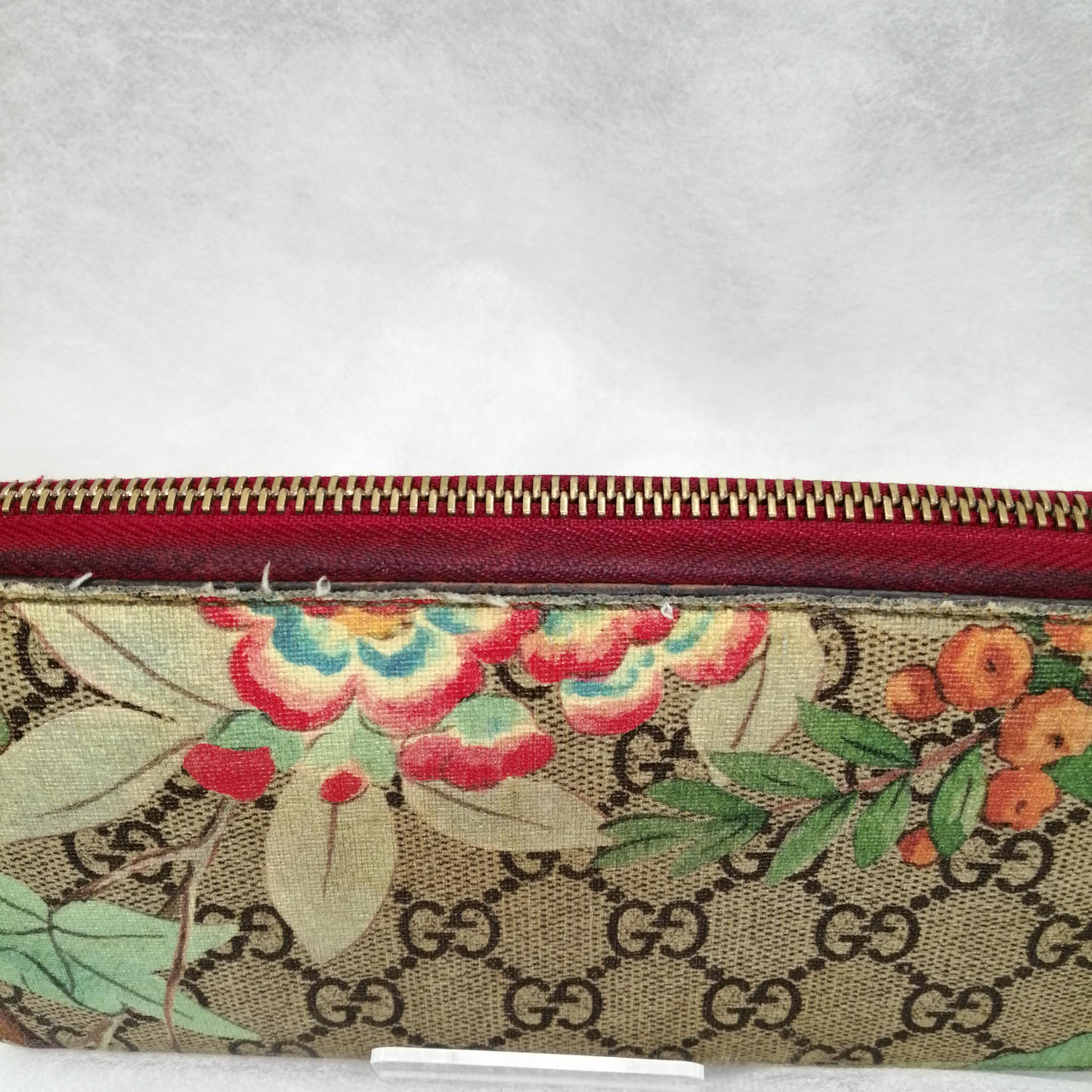 黒く汚れ、使用感あります。