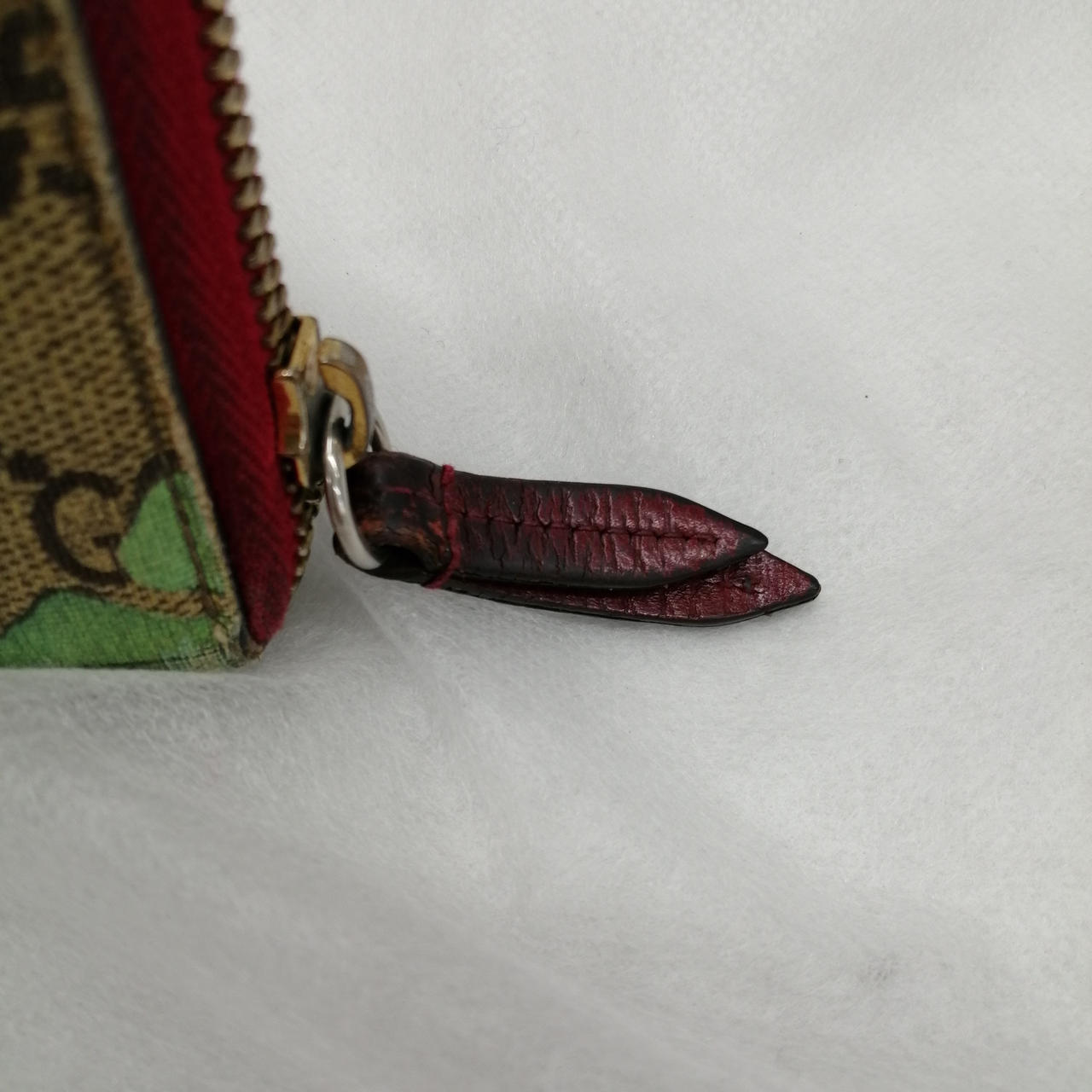 黒く汚れあります。