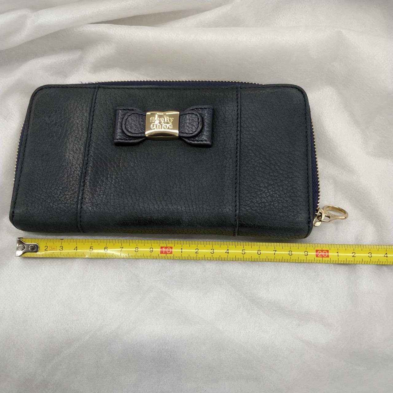 色あせが全体に見られます。